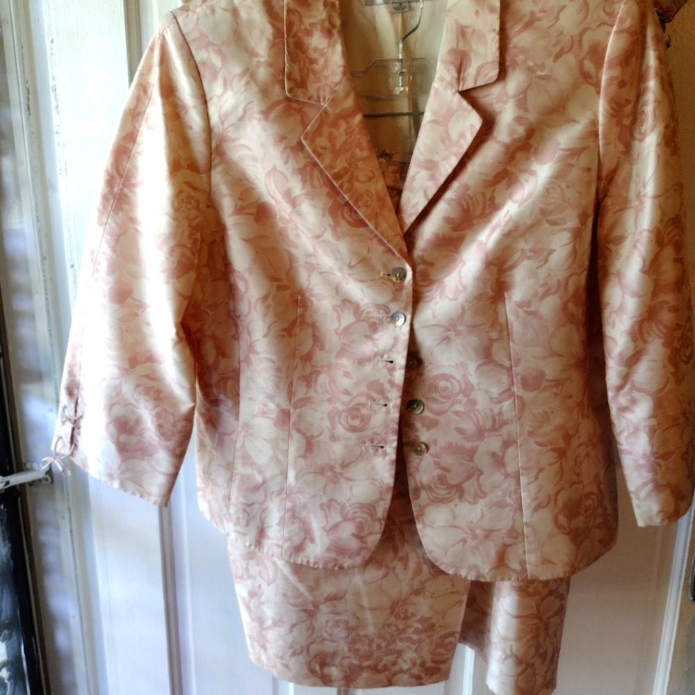 Skirt suit